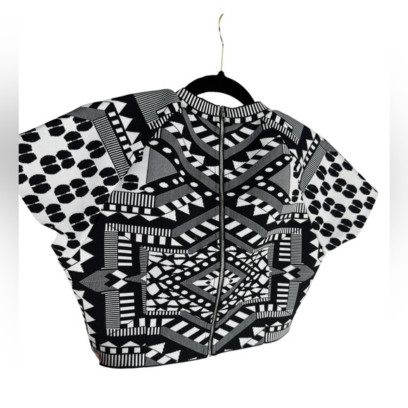 Akira cropped black and white stretch geometric top new small - Picture 5 of 8